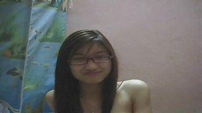 شہوانی ، شہوت انگیز چھٹی کی تصاویر اس کے تنگ جسم اور چھوٹی چوچیاں دکھا رہی ہیں۔